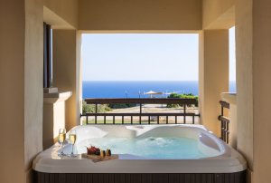 Luxusreise Zypern – Suite mit Jacuzzi und Panoramablick auf das Mittelmeer im Aphrodite Hills Golfresort | nova-reisen