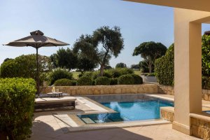 Luxusreise Zypern – Suite mit privatem Pool und Sonnenliegen auf der Terrasse im Aphrodite Hills Golfresort | nova-reisen
