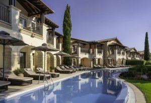 Luxusreise Zypern – Swim-up Rooms mit direktem Poolzugang und mediterraner Gartenanlage im Aphrodite Hills Golfresort | nova-reisen