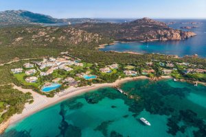 Luxuriöse Resort Anlage an einem weißen Sandstrand mit himmelblauem Meer drumherum