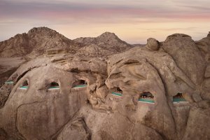 Desert Rock Resort bei Sonnenuntergang – Luxusurlaub in der saudischen Wüste