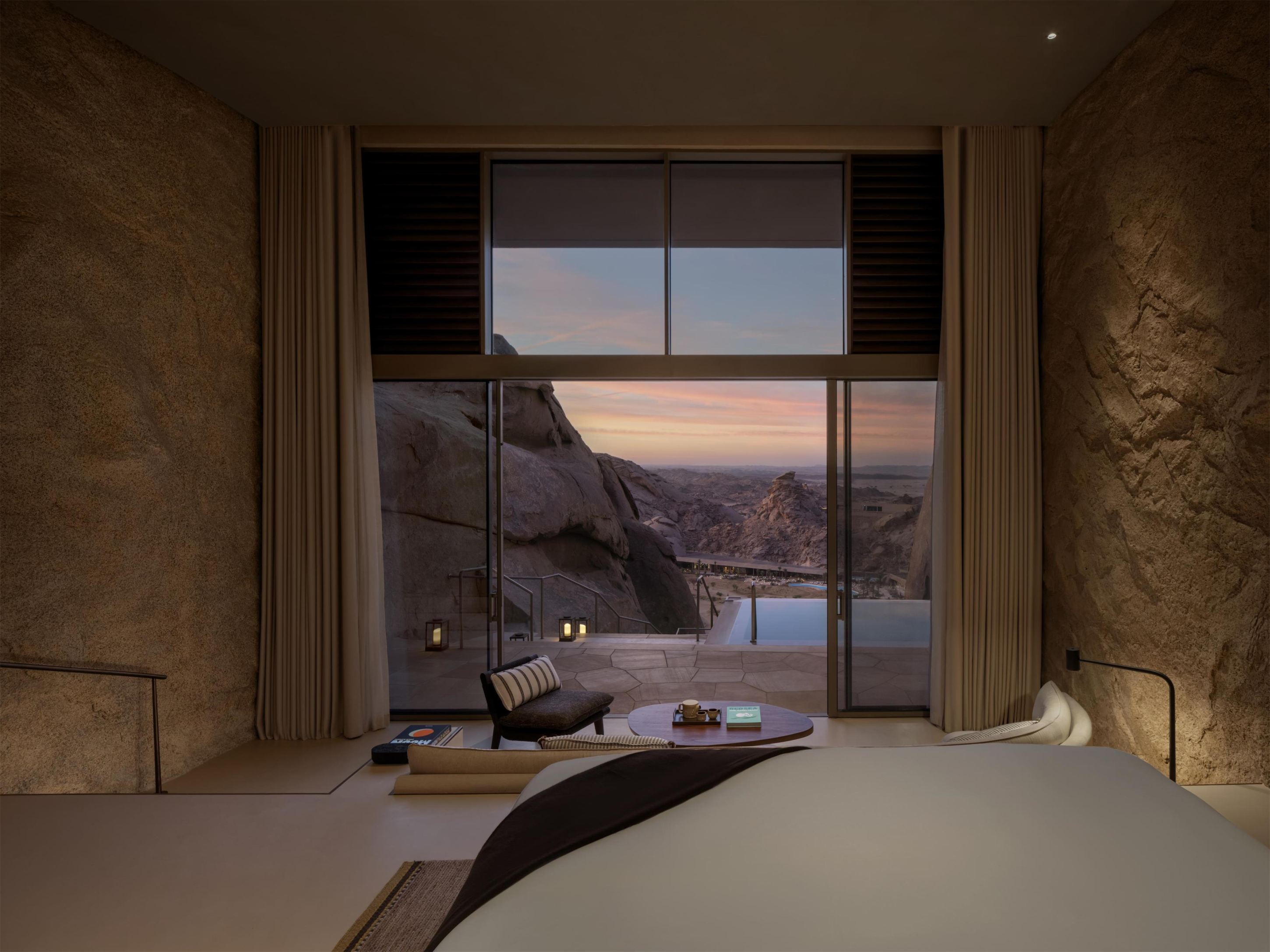 Schlafzimmer mit modernem Design und Blick auf die Felsen – exklusives Wüstenresort