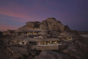 Außenansicht Desert Rock Resort in Saudi-Arabien – eingebettet in spektakuläre Felslandschaft
