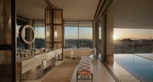 Badezimmer mit luxuriöser Badewanne und Naturstein-Design – Desert Rock Resort Saudi-Arabien