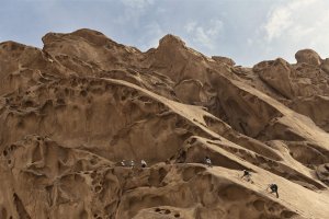 Wüstenlandschaft mit Desert Rock Resort – exklusives Luxusresort in Saudi-Arabien