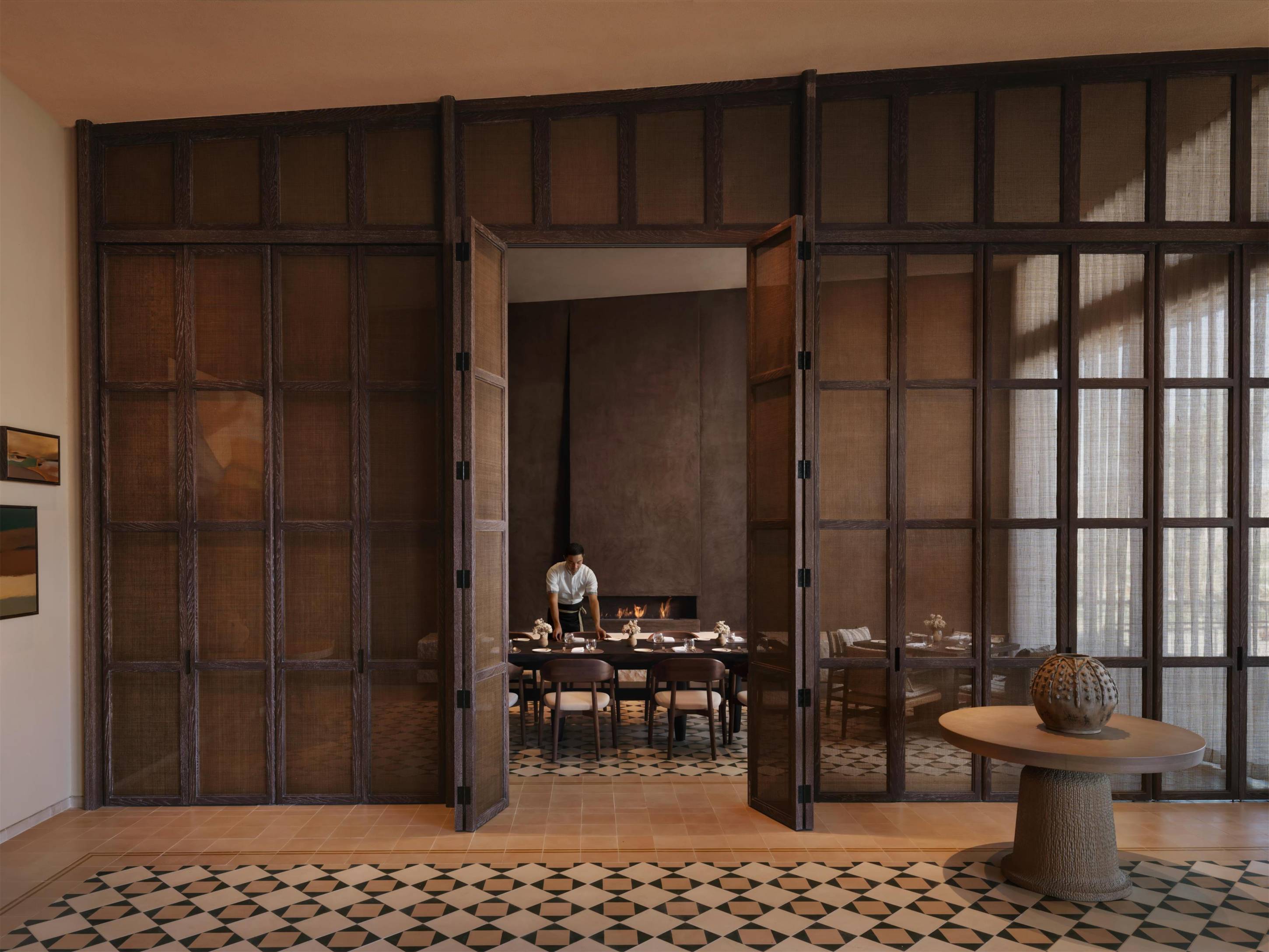 Badezimmer mit Naturstein-Design und Luxusausstattung – Desert Rock Resort Saudi-Arabien