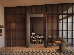 Badezimmer mit Naturstein-Design und Luxusausstattung – Desert Rock Resort Saudi-Arabien