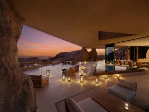 Restaurant im Desert Rock Resort mit stilvollem Interieur – Luxusurlaub Saudi-Arabien