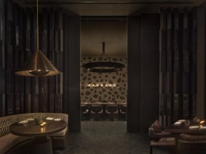 Lounge-Bereich mit warmem Licht und Wüstenblick – Boutique-Resort Saudi-Arabien