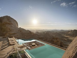 Infinity-Pool mit Blick auf die Wüste – Desert Rock Resort Saudi-Arabien