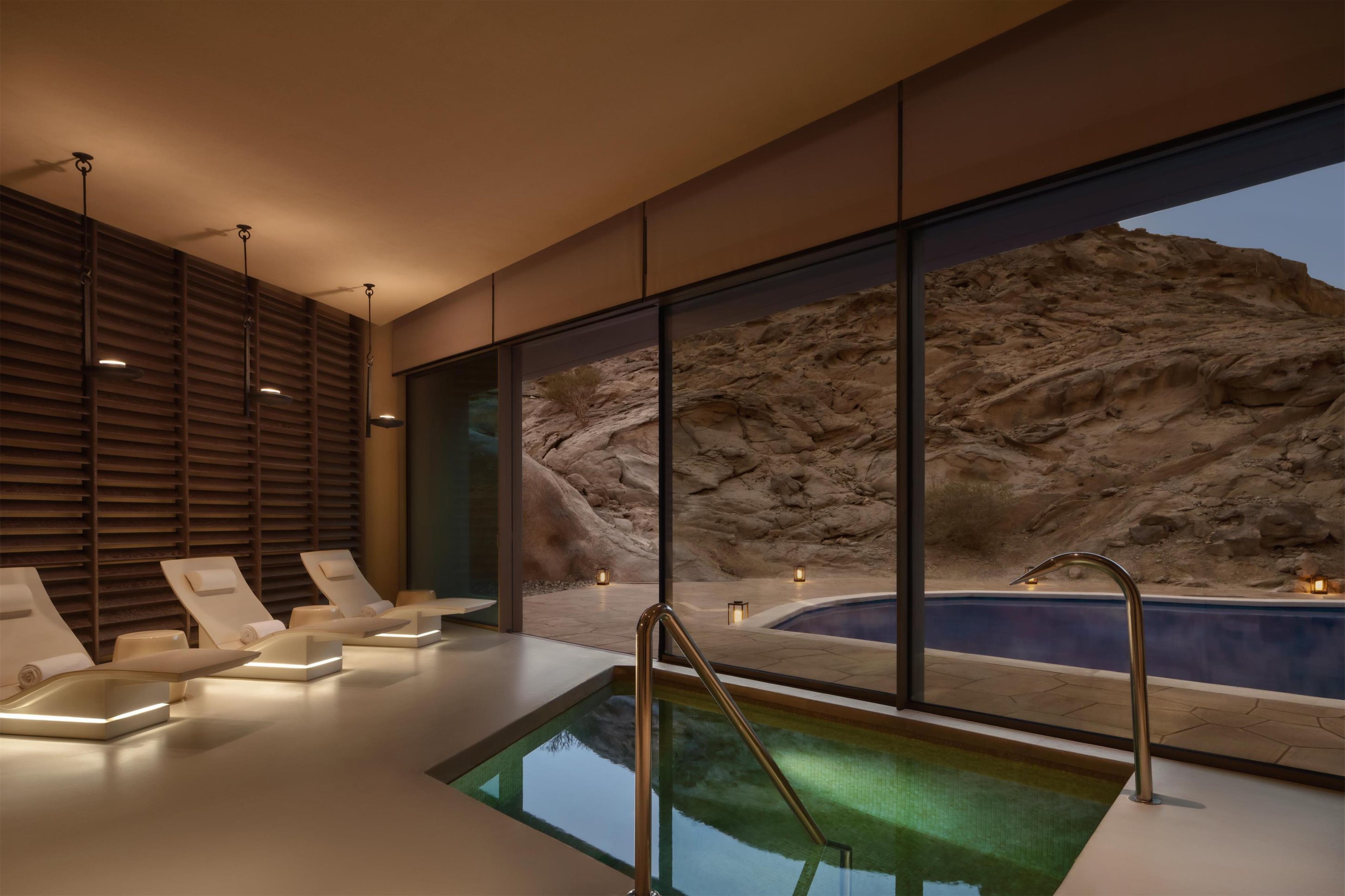 Schlafzimmer mit direktem Zugang zur Terrasse – Boutique-Wüstenresort Saudi-Arabien