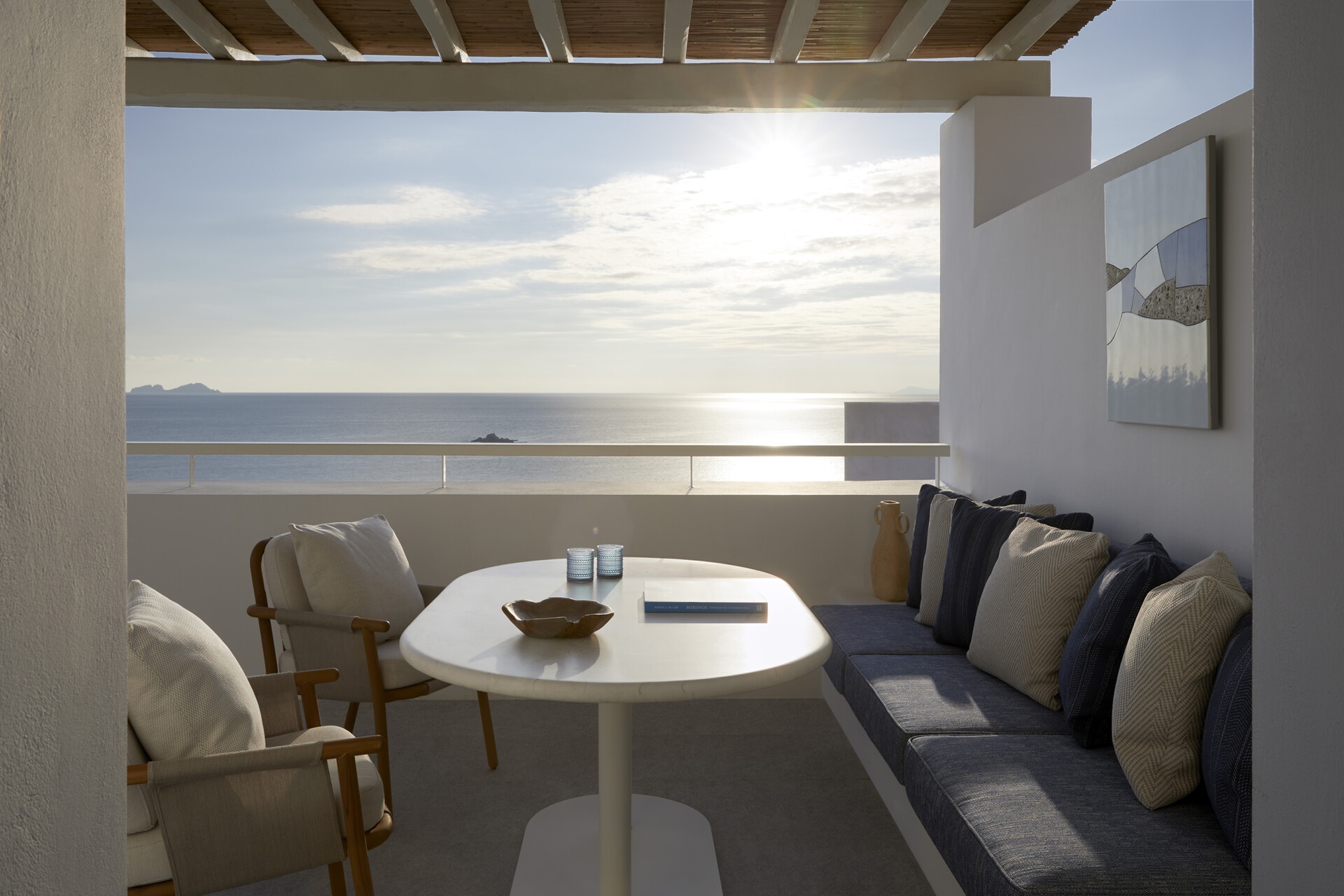 Four Seasons Hotel Mykonos Lounge mit Außensitzbereich und Panoramablick auf das Meer | nova-reisen