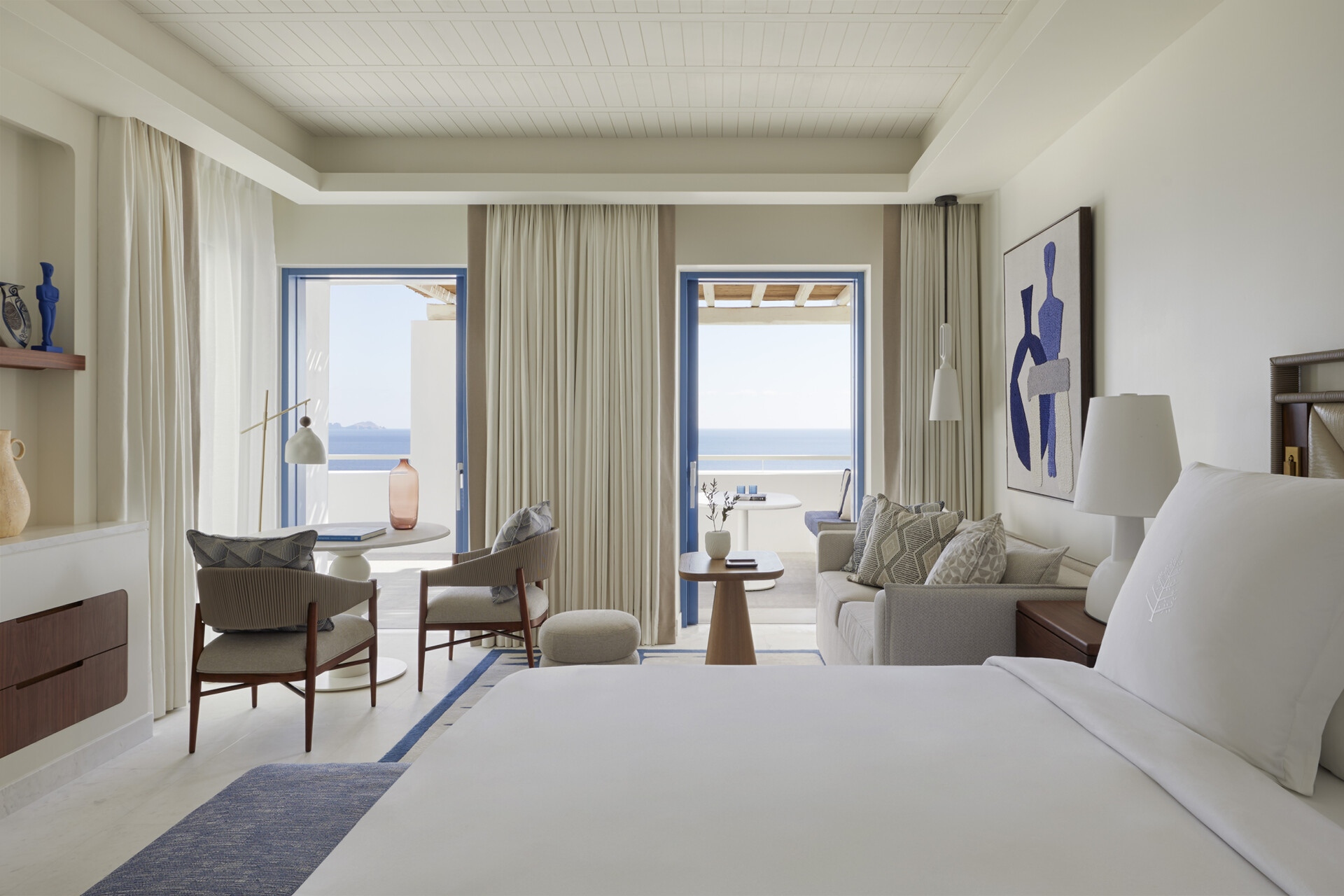 Four Seasons Hotel Mykonos Schlafzimmer mit Meerblick und hellen Vorhängen | nova-reisen