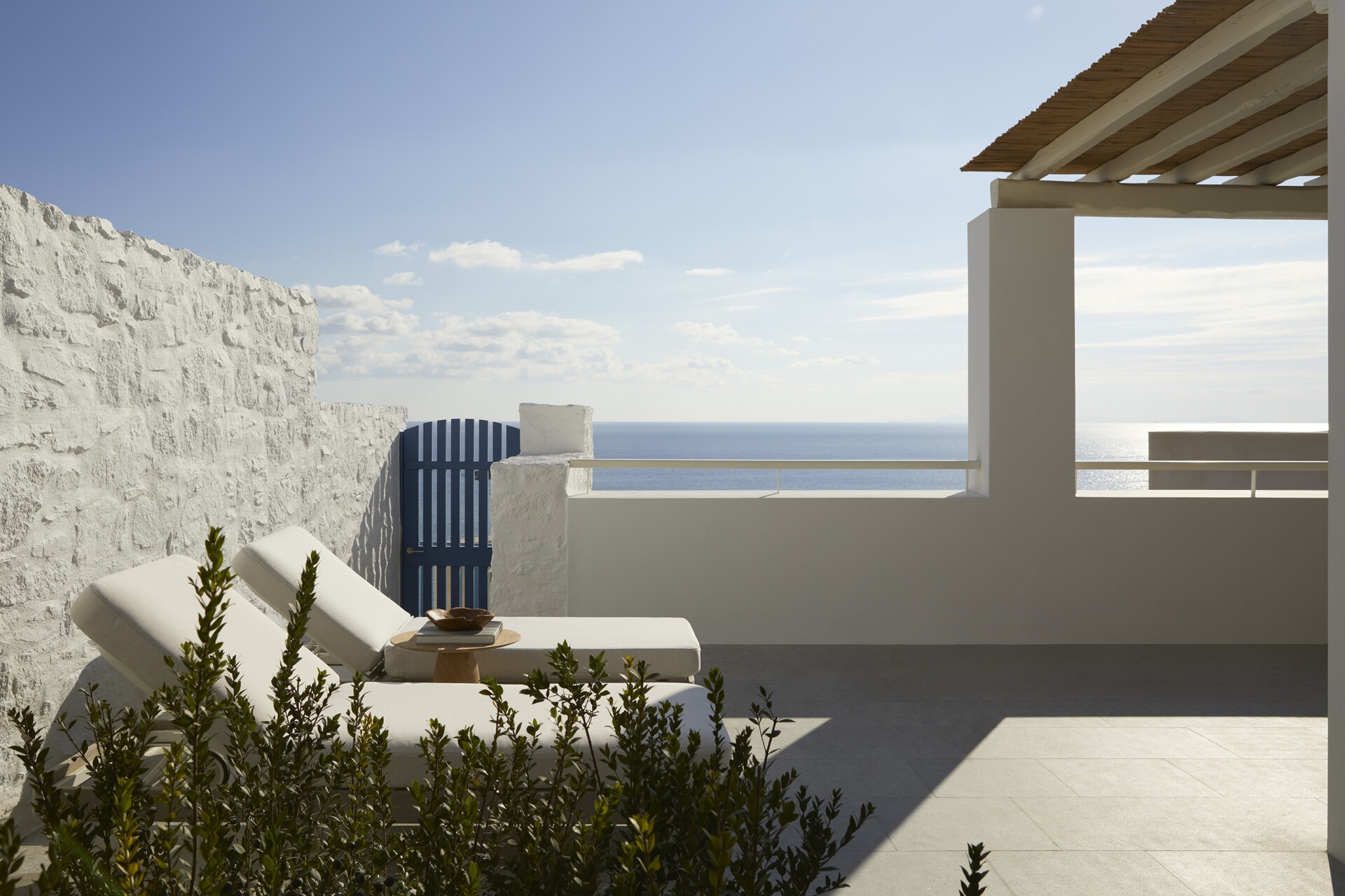 Four Seasons Hotel Mykonos Zimmer mit Terrasse und freiem Blick auf das Ägäische Meer | nova-reisen