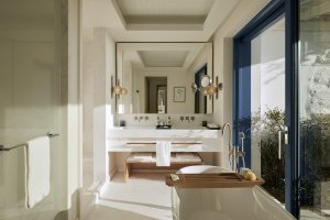 Four Seasons Hotel Mykonos Badezimmer mit luxuriöser Ausstattung und modernem Design | nova-reisen