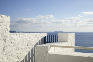 Four Seasons Hotel Mykonos mit weißer Architektur und unverbautem Panoramablick auf die Ägäis | nova-reisen