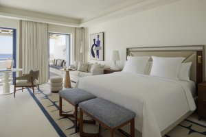 Four Seasons Hotel Mykonos Schlafzimmer mit elegantem Interieur und weißen Textilien | nova-reisen