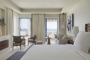 Four Seasons Hotel Mykonos Schlafzimmer mit Meerblick und hellen Vorhängen | nova-reisen