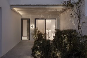 Four Seasons Hotel Mykonos Terrasse mit mediterranem Garten und stilvollem Außenbereich | nova-reisen