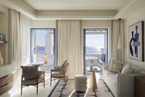 Four Seasons Hotel Mykonos Wohnbereich mit eleganten Sitzmöbeln und weitem Meerblick | nova-reisen