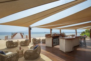 Breeze Bar mit moderner Einrichtung und Panoramafenster – Four Seasons Red Sea