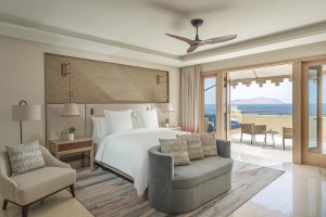 Four Seasons Suite Schlafzimmer mit elegantem Interieur und Meerblick – Luxusresort Rotes Meer