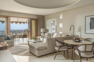 Four Seasons Suite Wohnzimmer mit stilvollem Design und Balkon – Exklusive Ägyptenreise