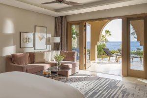 Imperial Suite Wohnzimmer mit luxuriöser Ausstattung und Panoramafenster – Luxusurlaub am Roten Meer