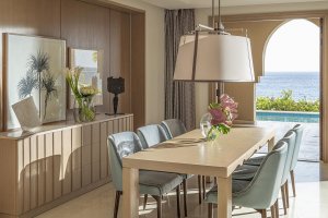 Imperial Suite Esszimmer mit luxuriöser Ausstattung und Panoramafenster – Luxusurlaub am Roten Meer
