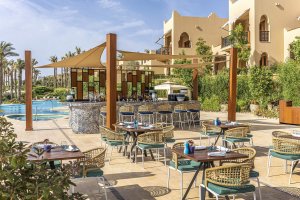 Luna Restaurant mit Terrasse und Blick auf das Rote Meer – Luxusresort Ägypten