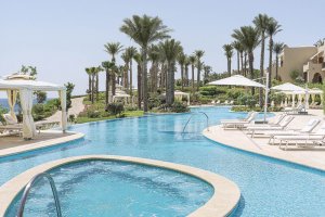 Luna Pool mit Sonnenliegen und Blick auf das Rote Meer – Four Seasons Red Sea