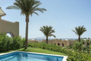 Lifestyle Bereich mit Pool und Palmen – Luxusresort am Roten Meer