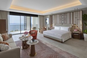 Deluxe Mountain View Room im Mandarin Oriental Muscat mit stilvoller Einrichtung, warmen Naturtönen und weitem Blick auf die majestätischen Hajar-Berge – eleganter Rückzugsort für Ruhe und Komfort.