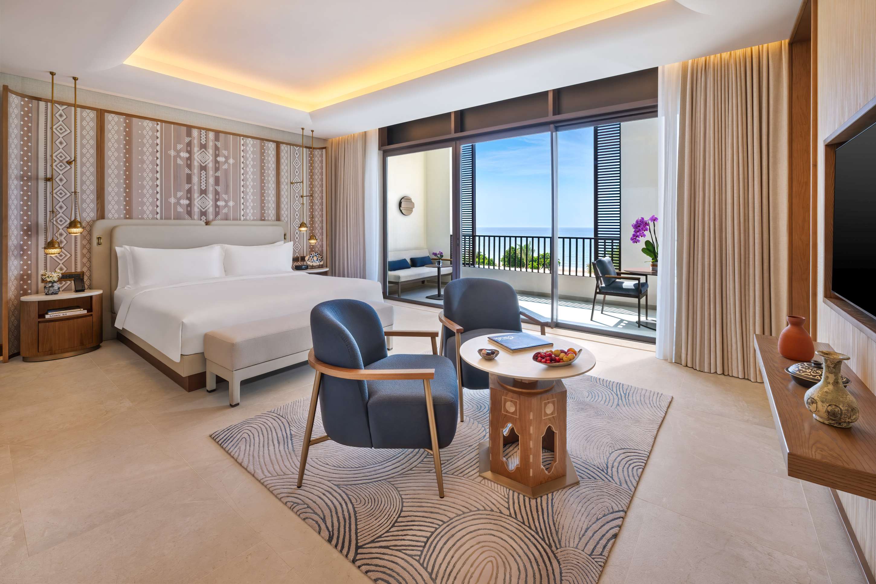 Sea View Suite im Mandarin Oriental Muscat – stilvoll eingerichtetes Luxuszimmer mit direktem Blick auf das Arabische Meer, großzügigem Wohnbereich, edlen Materialien und privatem Balkon für unvergessliche Sonnenuntergänge in Oman.