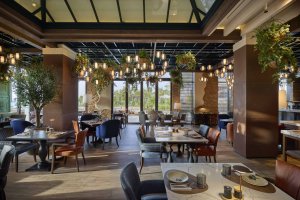 Restaurant Essenza im Mandarin Oriental Muscat – stilvolles italienisches Fine-Dining mit mediterranem Flair, eleganter Einrichtung, offener Küche und Blick auf das Arabische Meer – kulinarisches Highlight in Oman.