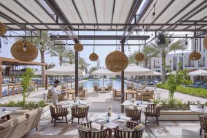 Rawya Restaurant Terrasse im Mandarin Oriental Muscat – stilvoll gedeckte Tische unter freiem Himmel mit Blick auf das Arabische Meer, orientalisches Flair und sanfte Abendstimmung für ein unvergessliches Dinner-Erlebnis in Oman.