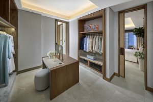 Elegantes Ankleidezimmer in der Junior Suite des Mandarin Oriental Muscat mit großzügigem Stauraum, stilvollen Holzdetails und sanfter Beleuchtung – luxuriöser Komfort für anspruchsvolle Gäste.