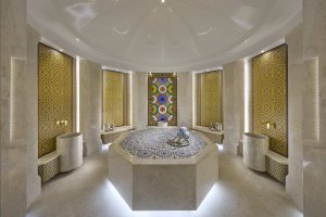 Exklusiver Spa-Bereich im Mandarin Oriental Muscat mit ruhiger Atmosphäre, edlem Interieur, traditionellen omanischen Designelementen und hochwertigen Wellness-Angeboten – ein Ort der Entspannung und Erneuerung am Arabischen Meer.