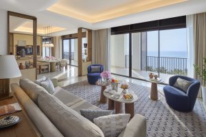 Präsidenten Suite im Mandarin Oriental Muscat – großzügige Luxusresidenz mit elegantem Wohnbereich, privater Terrasse mit Meerblick, edlem Interieur und exklusivem Service für höchste Ansprüche in Oman.
