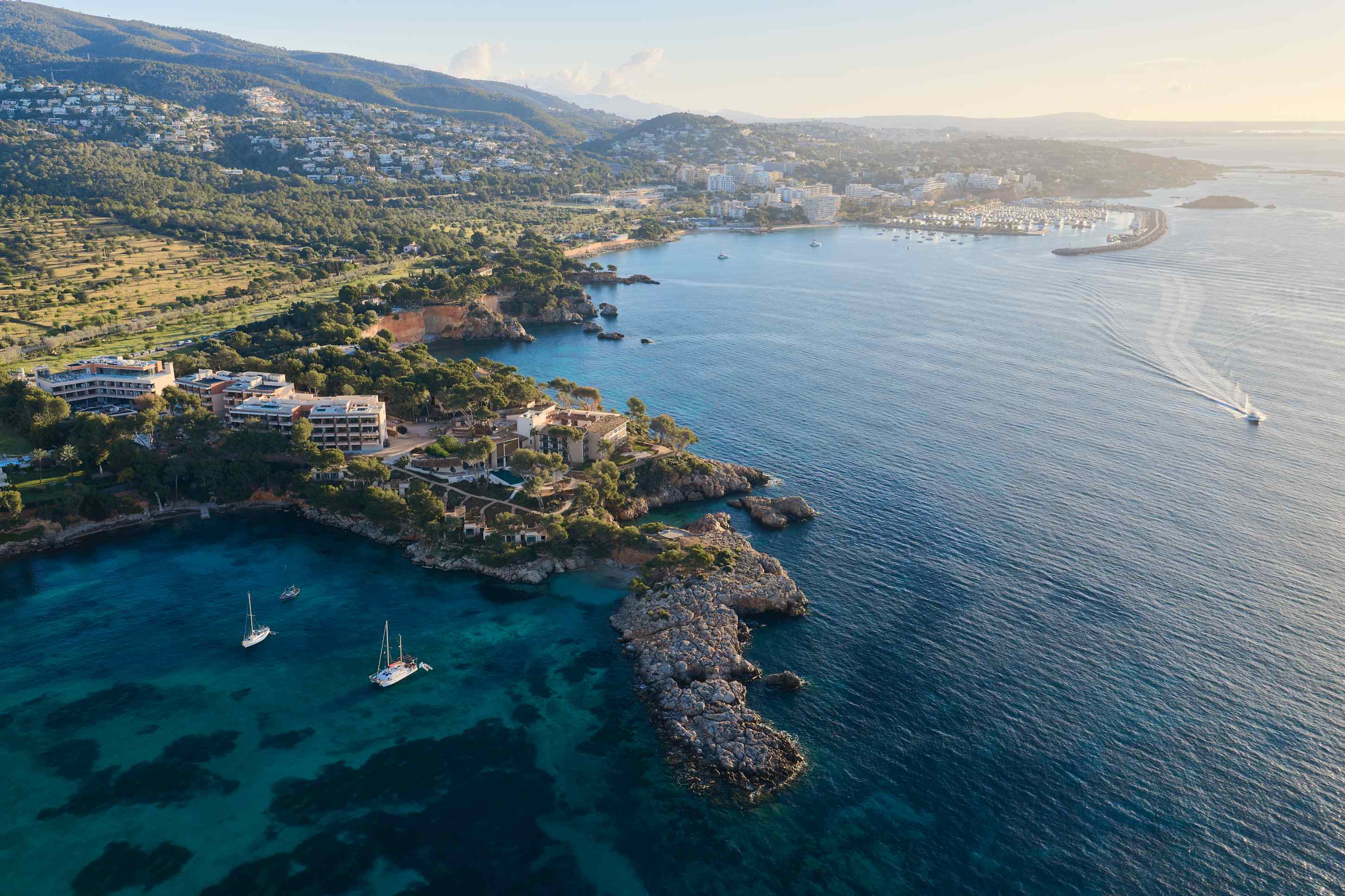 Mandarin Oriental Punta Negra Mallorca aus der Vogelperspektive mit Bucht und türkisblauem Wasser | nova-reisen