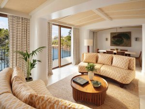 Mandarin Oriental Punta Negra Mallorca Casa Agave Wohnzimmer mit großzügigem Interieur und Naturmaterialien | nova-reisen