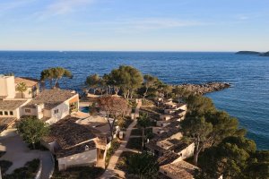 Mandarin Oriental Punta Negra Mallorca von oben mit felsiger Küste und türkisblauer Bucht | nova-reisen