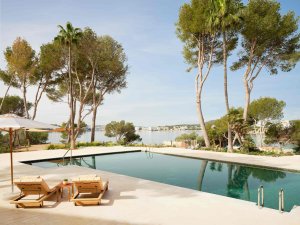 Mandarin Oriental Punta Negra Mallorca Outdoor Pool mit Pinien und mediterraner Gartenlandschaft | nova-reisen