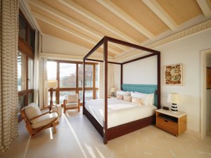 Mandarin Oriental Punta Negra Mallorca Suite Schlafzimmer mit Himmelbett und warmem Holzinterieur | nova-reisen
