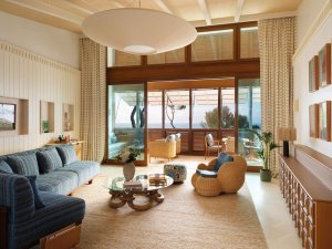 Mandarin Oriental Punta Negra Mallorca Suite Wohnzimmer mit Loungemöbeln und Blick auf die Bucht | nova-reisen