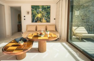 Mandarin Oriental Punta Negra Mallorca Sea View Suite Schlafzimmer mit warmen Holztönen und Meerblick | nova-reisen