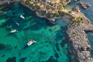 Mandarin Oriental Punta Negra Mallorca Drohnenblick auf die Calas mit kristallklarem türkisblauem Wasser | nova-reisen