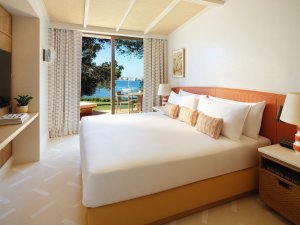 Mandarin Oriental Punta Negra Mallorca Casita Lima Schlafzimmer mit warmem Licht und mediterran geprägtem Interieur | nova-reisen