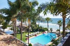 Blick auf den Pool und den Strand der Villa del Mar Suite im Luxushotel Andalusien Marbella Club Hotel Golfresort & Spa Spanien 