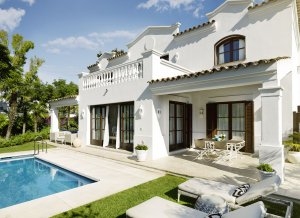 Blick auf die 5 Bedroom Villa von außen mit Terrasse und privatem Pool im Luxushotel Andalusien Marbella Club Hotel Golfresort & Spa Spanien 